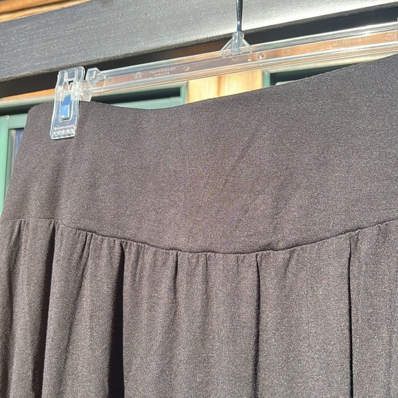 Hilary Radley Black Slinky Skirt in size Large, Tummy Control - Picture 6 of 9